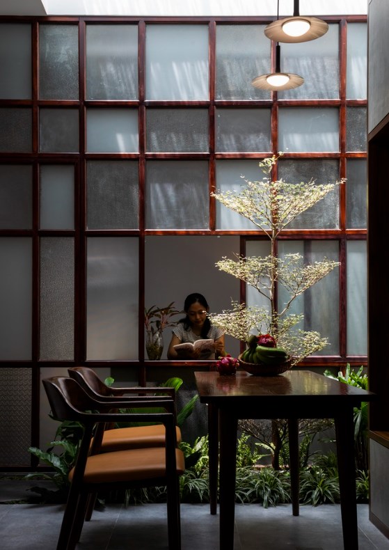 Những mảnh vườn được bố tr&iacute; khắp mọi kh&ocirc;ng gian trong nh&agrave;.