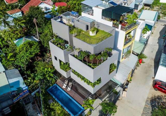 Bi House&nbsp;tọa lạc tại một v&ugrave;ng ngoại &ocirc;&nbsp;c&aacute;ch trung t&acirc;m th&agrave;nh phố biển Nha Trang&nbsp;khoảng 5 km về ph&iacute;a Nam. Nơi đ&acirc;y đang ph&aacute;t triển rất nhanh, mật độ&nbsp;b&ecirc; t&ocirc;ng h&oacute;a d&agrave;y đặc đang thu hẹp thảm thực vật v&agrave; kh&ocirc;ng gian xanh tự nhi&ecirc;n.&nbsp;Với phương ch&acirc;m 
