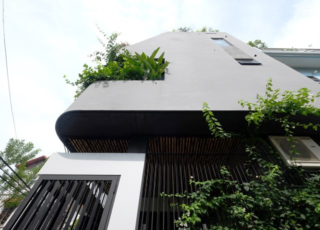 C&aacute;c chi tiết của ng&ocirc;i nh&agrave; mang đậm n&eacute;t truyền thống của người d&acirc;n tộc như&nbsp;trần tre, m&agrave;nh tre, vải thổ cẩm d&acirc;n tộc Th&aacute;i v&agrave; Mường, cửa ra v&agrave;o với &ocirc; cửa sổ đặc trưng của người Dao Đen kết hợp với vật liệu b&ecirc; t&ocirc;ng nền, gạch men, gạch th&ocirc;ng gi&oacute; l&agrave;ng nghề truyền thống.&nbsp;