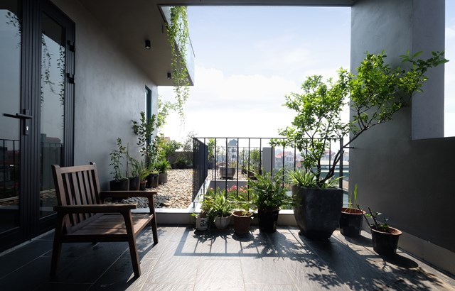 Ngo&agrave;i y&ecirc;u cầu về tiết kiệm năng lượng, gia chủ c&ograve;n muốn tạo n&ecirc;n một kh&ocirc;ng gian sinh hoạt, học tập v&agrave; trải nghiệm đa dạng cho c&aacute;c con m&agrave; vẫn đảm bảo gần gũi với thi&ecirc;n nhi&ecirc;n.