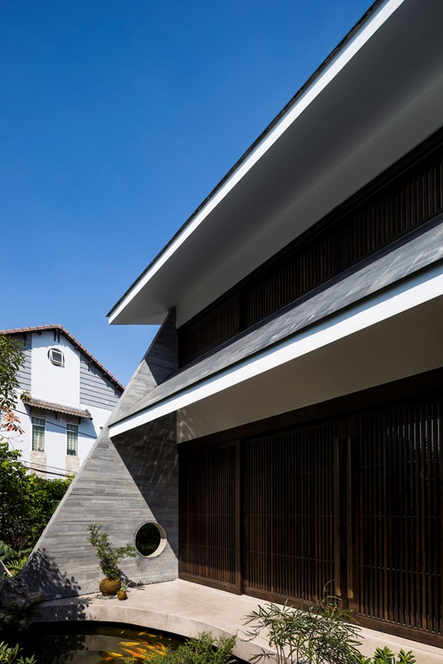 Phần m&aacute;i hi&ecirc;n d&agrave;i gợi nhớ h&igrave;nh ảnh ng&ocirc;i nh&agrave; l&agrave;ng qu&ecirc; truyền thống, mang đến bầu kh&ocirc;ng kh&iacute; nhẹ nh&agrave;ng, kết nối c&aacute;c thế hệ lại với nhau.