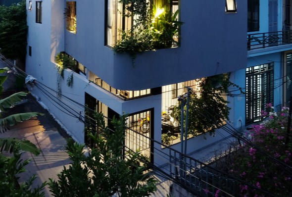 Từ cổng v&agrave;o l&agrave; khoảng s&acirc;n nhỏ c&oacute; trồng c&acirc;y xanh vừa l&agrave; nơi để xe, vừa đ&oacute;ng vai tr&ograve; như một kh&ocirc;ng gian đệm gi&uacute;p giảm bớt kh&oacute;i bụi v&agrave; tiếng ồn.&nbsp;Tầng 1 của ng&ocirc;i nh&agrave; l&agrave; khu vực ph&ograve;ng kh&aacute;ch th&ocirc;ng với ph&ograve;ng bếp v&agrave; khu ăn uống với phần trần nh&agrave; sử dụng vật liệu tre.