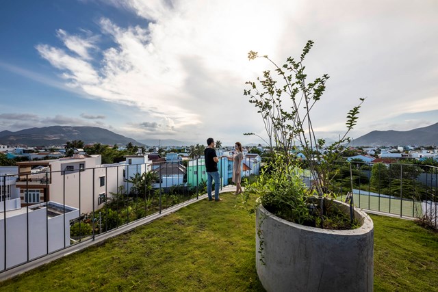 Một điểm đặc biệt kh&aacute;c của ng&ocirc;i nh&agrave; l&agrave; b&atilde;i cổ xanh tr&ecirc;n ban c&ocirc;ng biến nơi đ&acirc;y th&agrave;nh c&ocirc;ng vi&ecirc;n mini.&nbsp;Cỏ v&agrave; c&acirc;y xanh trồng gi&uacute;p giảm bức xạ nhiệt cho ph&ograve;ng ngủ ch&iacute;nh.