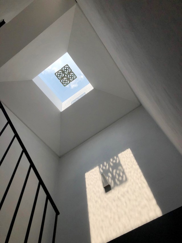 Để hạn chế c&aacute;c con tiếp x&uacute;c nhiều với TV, iPad, gia chủ đ&atilde; nhờ đội kiến tr&uacute;c sư tạo th&ecirc;m nhiều kh&ocirc;ng gian xanh ở tầng thượng, vừa gi&uacute;p con c&oacute; kh&ocirc;ng gian chơi, vừa kh&aacute;m ph&aacute; thi&ecirc;n nhi&ecirc;n, chăm s&oacute;c c&acirc;y vườn... Mảng s&acirc;n thượng với lớp phủ đ&aacute; cuội tự nhi&ecirc;n d&agrave;y 20cm kh&ocirc;ng chỉ gia tăng sự độc đ&aacute;o m&agrave; c&ograve;n l&agrave;m tốt nhiệm vụ giảm nhiệt cho ng&ocirc;i nh&agrave;, đặc biệt trong những ng&agrave;y h&egrave; oi bức.