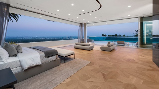 Tầm nh&igrave;n từ ph&ograve;ng ngủ bao trọn LA. Ảnh:&nbsp;Marc Angeles