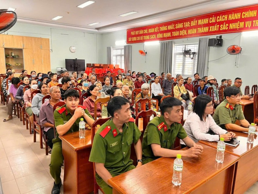 Công an Đồng Nai lan tỏa phong trào “Tết vì người nghèo” – Trao yêu thương, đón Xuân Bính Ngọ 2026 Công an Đồng Nai lan tỏa phong trào “Tết vì người nghèo” – Trao yêu thương, đón Xuân Bính Ngọ 2026