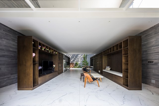 Với mong muốn sở hữu một ng&ocirc;i nh&agrave; &ldquo;kh&ocirc;ng ranh giới&rdquo;, giới kiến tr&uacute;c sư đ&atilde; kết nối kh&ocirc;ng gian sống v&agrave; nghỉ ngơi của gia chủ tr&ecirc;n c&ugrave;ng một mặt phẳng. Từ ph&ograve;ng kh&aacute;ch, ph&ograve;ng bếp đến s&acirc;n vườn, tất cả được nối th&ocirc;ng suốt với nhau tạo n&ecirc;n sự độc đ&aacute;o.&nbsp;