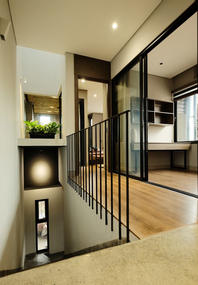 Ph&ograve;ng ngủ ch&iacute;nh v&agrave; ph&ograve;ng ngủ cho trẻ em nằm ở tầng 2. Ph&ograve;ng ngủ của c&aacute;c con được thiết kế đa chức năng, vừa l&agrave; kh&ocirc;ng gian sinh hoạt chung của gia đ&igrave;nh vừa l&agrave; g&oacute;c học tập. Tầng 3 l&agrave; ph&ograve;ng thờ nh&igrave;n ra ban c&ocirc;ng rộng c&ugrave;ng với ph&ograve;ng l&agrave;m việc.&nbsp;