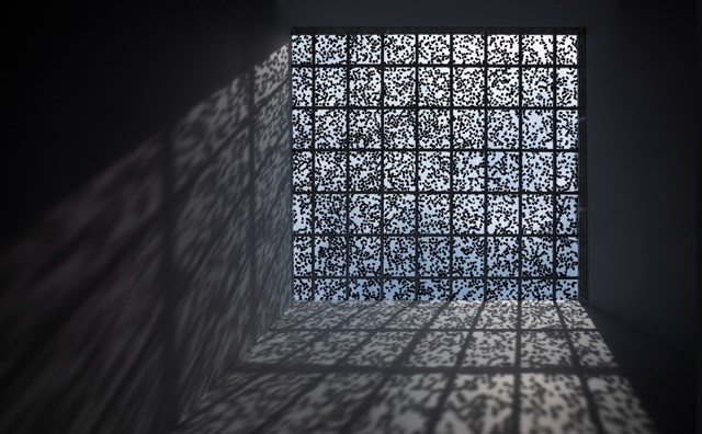 Điểm đặc biệt l&agrave; J House sử dụng k&iacute;nh năng lượng mặt trời gi&uacute;p giảm 40-45% nhiệt lượng ở khu vực giếng trời.&nbsp;