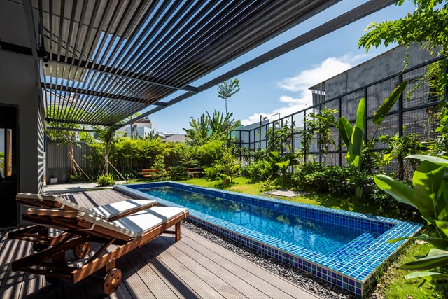 S&acirc;n vườn trồng nhiều c&acirc;y cối c&ugrave;ng bể bơi l&agrave; nơi thư gi&atilde;n cho cả gia đ&igrave;nh&nbsp;