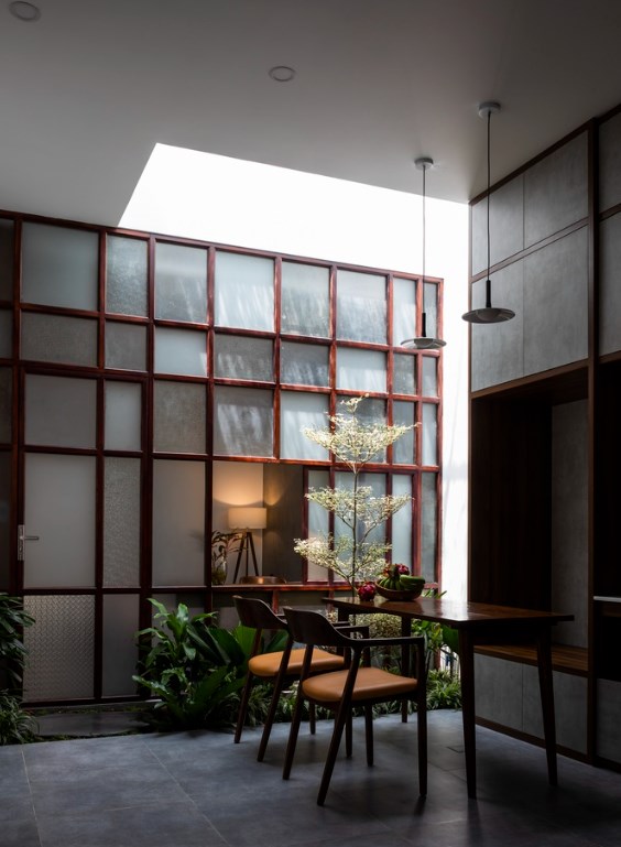 Kiến tr&uacute;c sư cũng kh&eacute;o l&eacute;o t&iacute;nh to&aacute;n, thử nghiệm, kiểm tra thực tế để điều tiết lượng &aacute;nh s&aacute;ng tự nhi&ecirc;n v&agrave;o nh&agrave; cho ph&ugrave; hợp với sinh hoạt h&agrave;ng ng&agrave;y của gia chủ cũng như cung cấp đủ cho c&acirc;y xanh sinh trưởng v&agrave; ph&aacute;t triển.