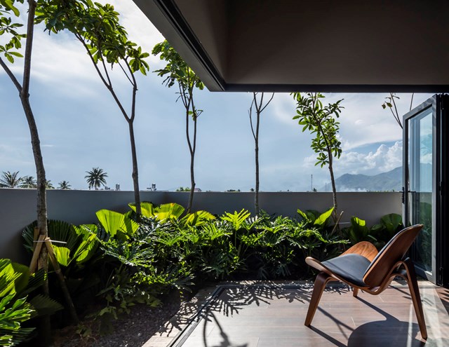 Gia chủ c&oacute; thể tận hưởng thi&ecirc;n nhi&ecirc;n v&agrave; quang cảnh của th&agrave;nh phố biển Nha Trang từ căn ph&ograve;ng ngủ của m&igrave;nh.