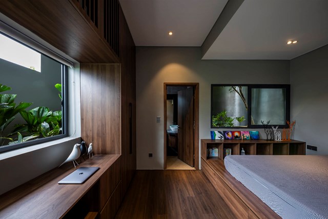 Với v&ugrave;ng đất nắng n&oacute;ng như miền Trung Việt Nam, th&ocirc;ng gi&oacute; tự nhi&ecirc;n l&agrave; yếu tố ưu ti&ecirc;n h&agrave;ng đầu khi x&acirc;y dựng Bi House. Đội ngũ kiến tr&uacute;c sư đ&atilde; đưa ra giải ph&aacute;p tạo ra một r&atilde;nh s&acirc;u chia đ&ocirc;i, ngăn c&aacute;ch giữa hai kh&ocirc;ng gian, k&eacute;o d&agrave;i xuy&ecirc;n suốt từ tầng trệt l&ecirc;n đến s&acirc;n thượng nhằm tạo khoảng thở cho ng&ocirc;i nh&agrave; c&ugrave;ng với một lớp tường thứ hai ph&iacute;a b&ecirc;n ngo&agrave;i nhằm che chắn, giảm bớt bức xạ nhiệt trực tiếp từ mặt trời.