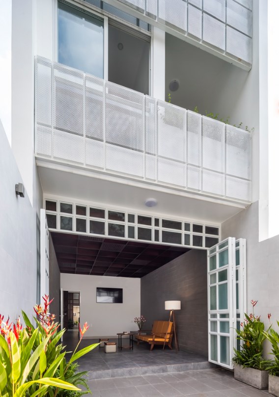 Sau khi ph&acirc;n t&iacute;ch những khuyết điểm điển h&igrave;nh của nh&agrave; phố, nh&oacute;m kiến tr&uacute;c sư đ&atilde; quyết định ưu ti&ecirc;n h&agrave;ng đầu c&aacute;c ti&ecirc;u ch&iacute; kh&ocirc;ng gian xanh, &aacute;nh s&aacute;ng tự nhi&ecirc;n, th&ocirc;ng gi&oacute; v&agrave; chống ồn để ph&ugrave; hợp với&nbsp;y&ecirc;u cầu của gia chủ.