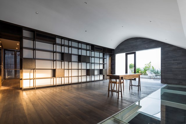 &nbsp;Kh&ocirc;ng gian được ph&acirc;n t&aacute;ch th&agrave;nh nhiều lớp kh&aacute;c nhau với c&ugrave;ng một loại chất liệu xuy&ecirc;n suốt gi&uacute;p l&agrave;m mờ ranh giới.