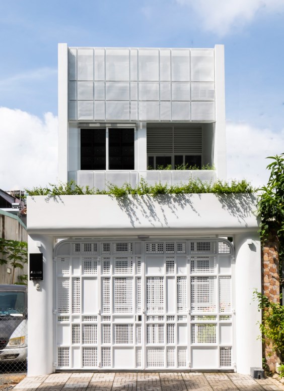 J House l&agrave; ng&ocirc;i nh&agrave; được thiết kế cho một gi&aacute;o vi&ecirc;n độc th&acirc;n tr&ecirc;n mảnh đất nhỏ c&oacute; k&iacute;ch thước 4 x 24m.&nbsp;Gia chủ thường d&agrave;nh nhiều thời gian ở nh&agrave;, c&oacute; th&oacute;i quen chăm s&oacute;c c&acirc;y cối, l&agrave;m vườn v&agrave; mong muốn kh&ocirc;ng gian sống lu&ocirc;n s&aacute;ng sủa, tho&aacute;ng m&aacute;t v&agrave; gần gũi với thi&ecirc;n nhi&ecirc;n.