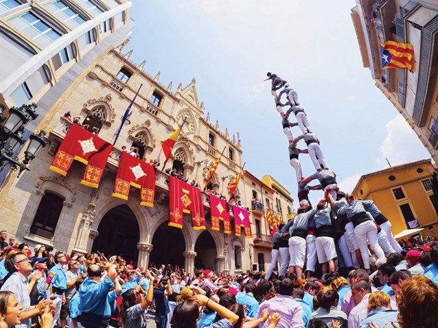 Kim tự th&aacute;p người tại lễ hội Gracia