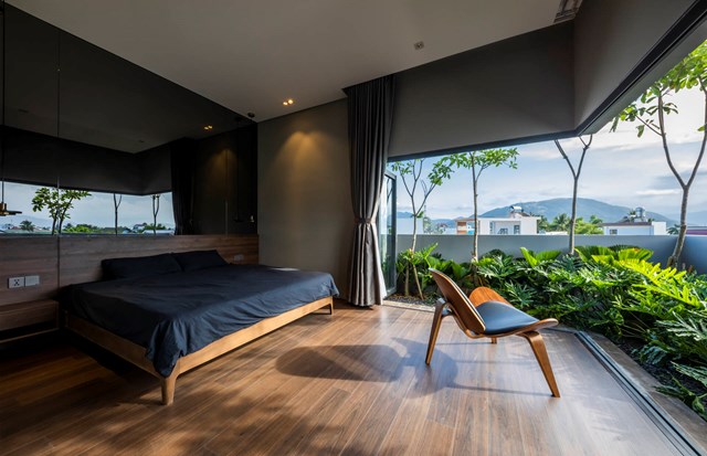 Ph&ograve;ng ngủ lớn được đặt ở tầng tr&ecirc;n c&ugrave;ng với ban c&ocirc;ng tr&agrave;n ngập c&acirc;y xanh v&agrave; tầm nh&igrave;n to&agrave;n cảnh xung quanh.