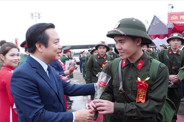 5.290 thanh niên ưu tú của tỉnh Hưng Yên hăng hái lên đường nhập ngũ 5.290 thanh niên ưu tú của tỉnh Hưng Yên hăng hái lên đường nhập ngũ