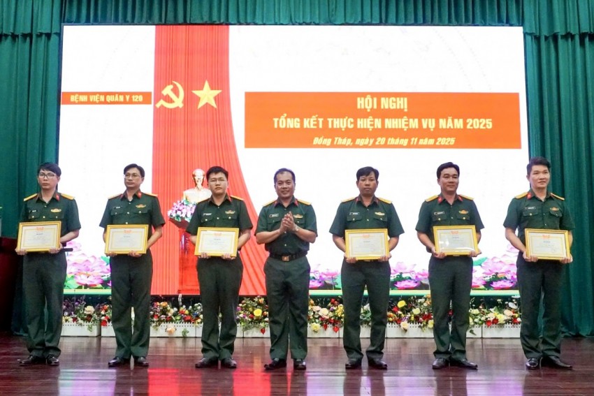 Bộ Quốc phòng tặng cờ đơn vị xuất sắc cho Bệnh viện Quân y 120