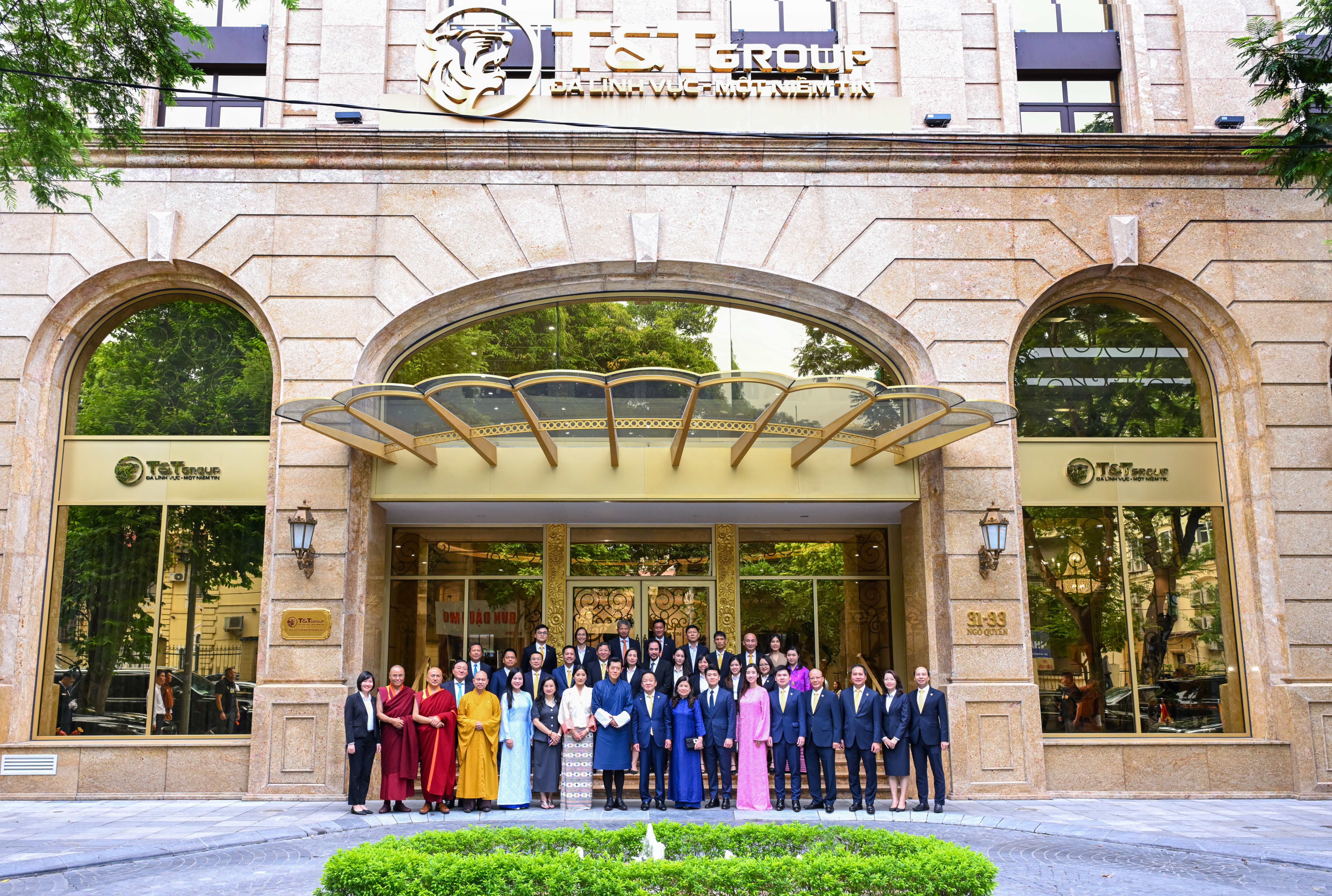 Quốc vương Bhutan c&ugrave;ng Ho&agrave;ng hậu v&agrave; đo&agrave;n đại biểu cấp cao Bhutan chụp ảnh lưu niệm c&ugrave;ng l&atilde;nh đạo Tập đo&agrave;n T&T Group v&agrave; Ng&acirc;n h&agrave;ng SHB &nbsp;