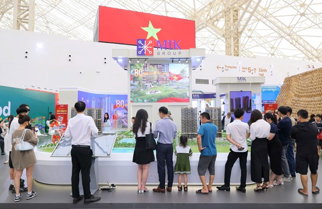 Kh&ocirc;ng gian trưng b&agrave;y MIK Group thu h&uacute;t đ&ocirc;ng đảo kh&aacute;ch h&agrave;ng tới tham quan, trải nghiệm ngay sau Lễ khai mạc.