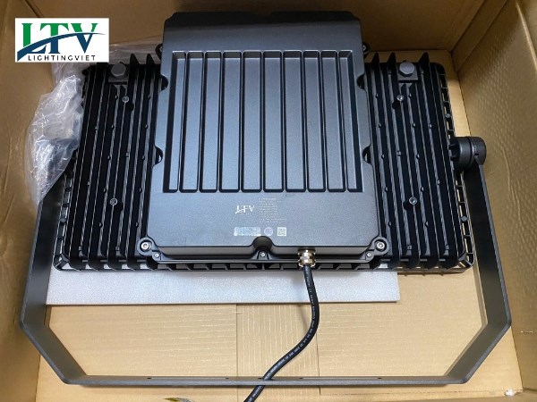 Đ&egrave;n pha Led 600W LTV được nghi&ecirc;n cứu v&agrave; kiểm so&aacute;t chất lượng nghi&ecirc;m ngặt.