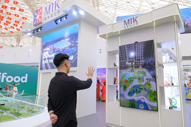 Kh&aacute;ch tham quan h&agrave;o hứng trải nghiệm c&ocirc;ng nghệ tương t&aacute;c kh&ocirc;ng chạm &nbsp;