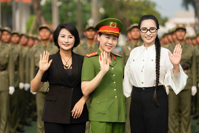 Doanh nhân Trần Thị Lan thăm hỏi, trao quà cho lực lượng A80 Bộ Công an - Ảnh 2