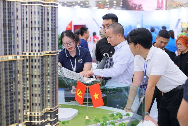 Kh&aacute;ch tham quan tương t&aacute;c với sa b&agrave;n ảo 360&deg; &nbsp;