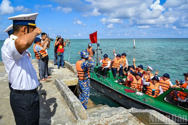 Phát động chiến dịch “Triệu cột mốc xanh” gây quỹ trồng cây phủ xanh đặc khu Trường Sa - Ảnh 2