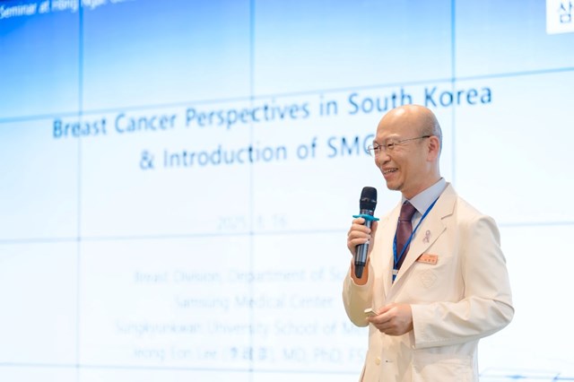 GS Jeong Eon Lee chia sẻ trong phi&ecirc;n hội thảo đầu ti&ecirc;n.