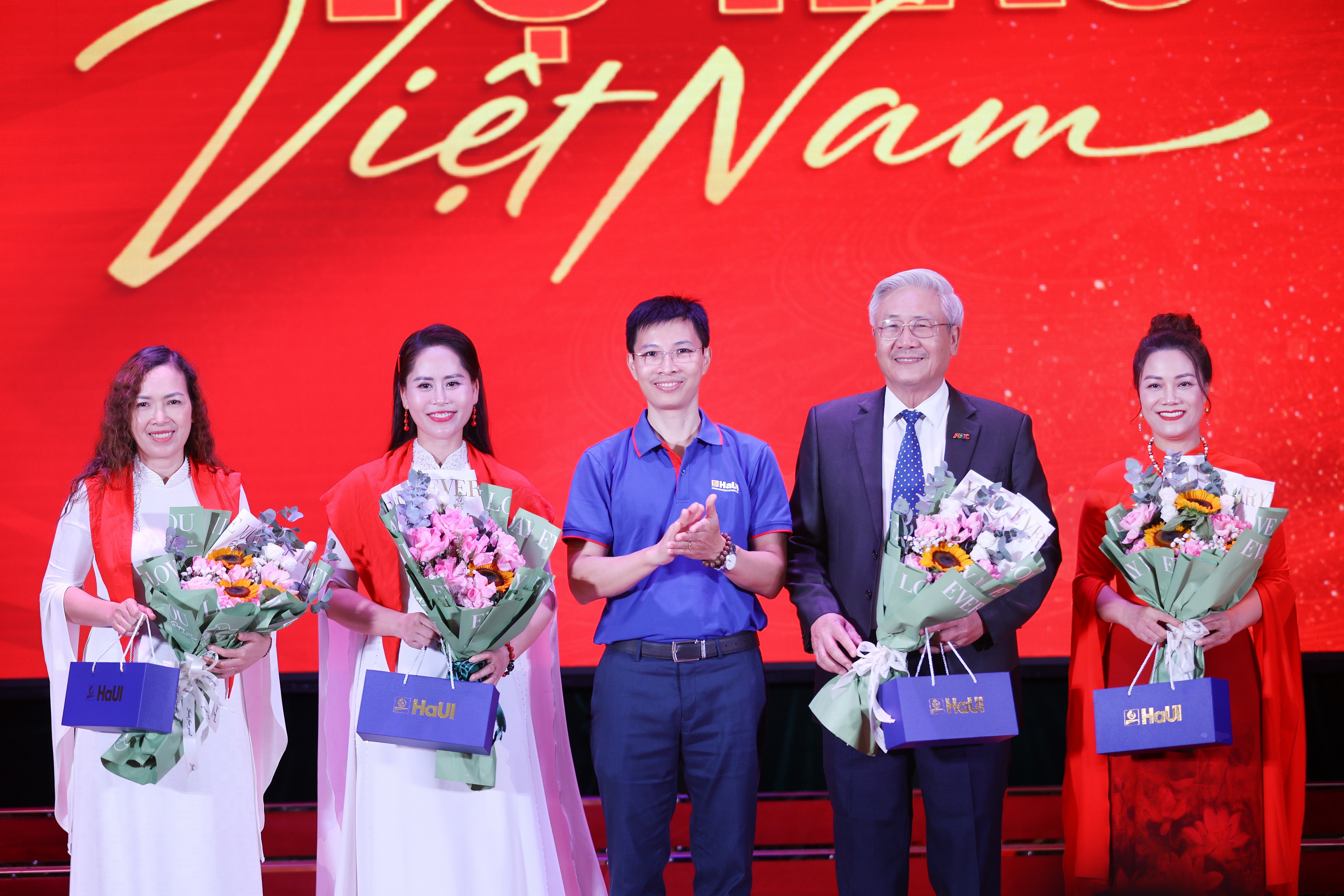 PGS.TS L&ecirc; Ba Phong, Ph&oacute; Hiệu trưởng trường Ngoại ngữ du lịch (Đại học C&ocirc;ng nghiệp H&agrave; Nội) tặng hoa c&aacute;c đại biểu.
