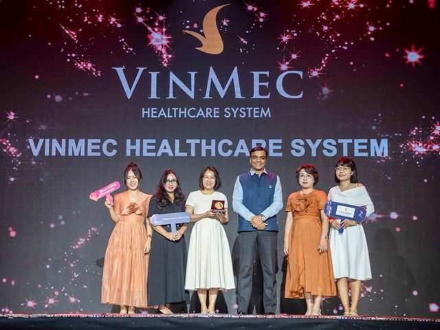 Đại diện Hệ thống Y tế Vinmec nhận Most Caring Company Awards&nbsp; tại Lễ trao giải HR Asia Awards 2025 &nbsp;