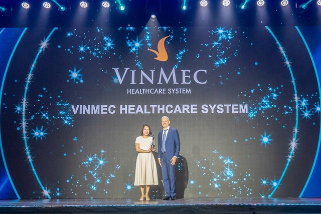 Đại diện Hệ thống Y tế Vinmec nhận giải thưởng Nơi l&agrave;m việc tốt nhất ch&acirc;u &Aacute; tại Lễ trao giải HR Asia Awards 2025 &nbsp;