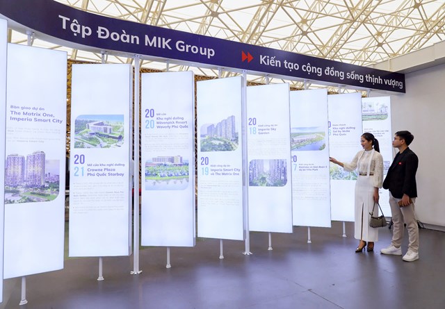 Bức tường lịch sử ph&aacute;t s&aacute;ng t&aacute;i hiện h&agrave;nh tr&igrave;nh hơn một thập kỷ ph&aacute;t triển của MIK Group, trở th&agrave;nh điểm nhấn thu h&uacute;t đ&ocirc;ng đảo kh&aacute;ch h&agrave;ng &nbsp;