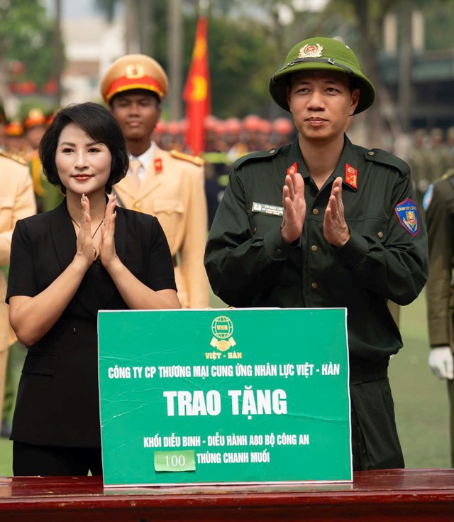 Doanh nhân Trần Thị Lan thăm hỏi, trao quà cho lực lượng A80 Bộ Công an - Ảnh 1