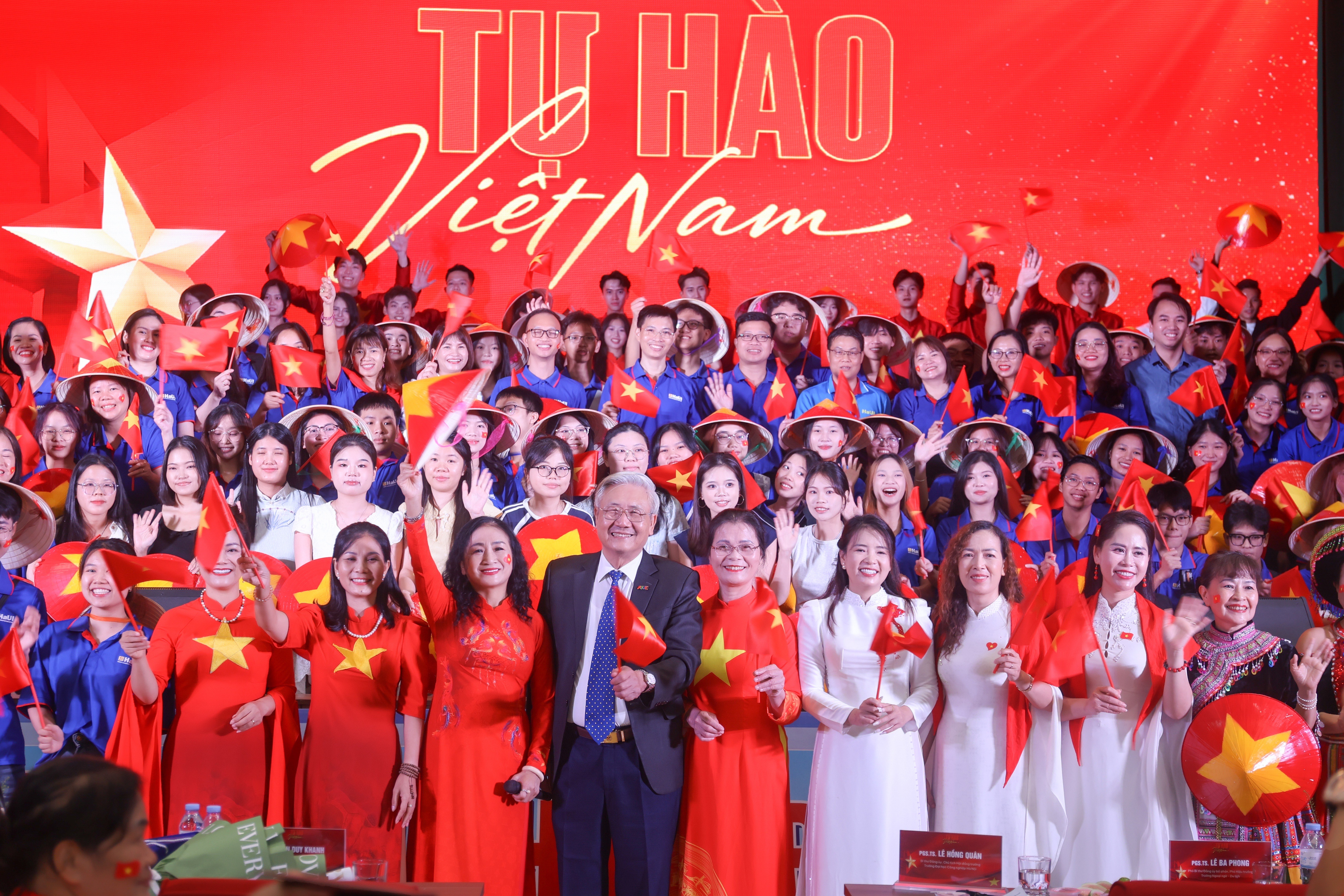 Chương tr&igrave;nh kh&ocirc;ng chỉ hun đ&uacute;c tinh thần y&ecirc;u nước m&agrave; c&ograve;n nu&ocirc;i dưỡng ho&agrave;i b&atilde;o v&agrave; kh&aacute;t vọng vươn xa của thế hệ trẻ Việt Nam.