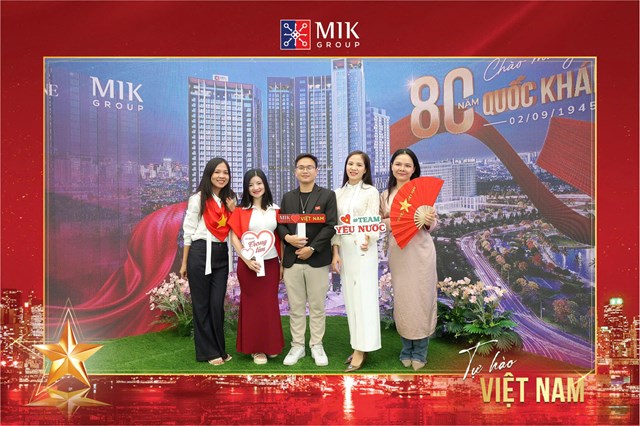 Kh&aacute;ch tham quan lưu giữ khoảnh khắc check-in bằng ảnh QR tại kh&ocirc;ng gian MIK Group.