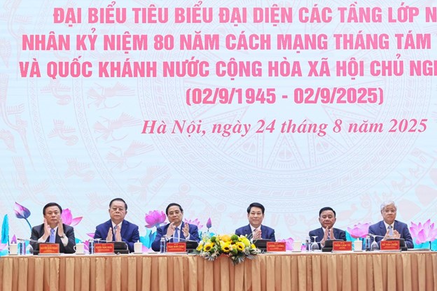 C&aacute;c đồng ch&iacute; l&atilde;nh đạo Đảng, Nh&agrave; nước, Mặt trận Tổ quốc Việt Nam dự v&agrave; chủ tr&igrave; hội nghị. &nbsp;