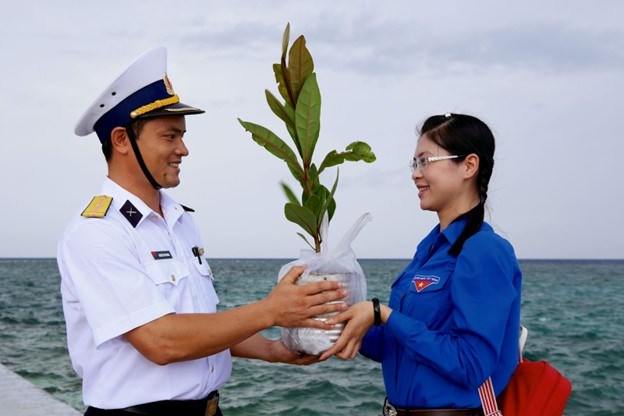 D&ugrave; hiếm khi c&oacute; cơ hội được đặt ch&acirc;n tới Trường Sa nhưng mỗi người Việt Nam đều c&oacute; thể &ldquo;h&oacute;a th&acirc;n&rdquo; th&agrave;nh chiến sĩ Hải qu&acirc;n mang những c&acirc;y non vượt s&oacute;ng ra đảo xa.