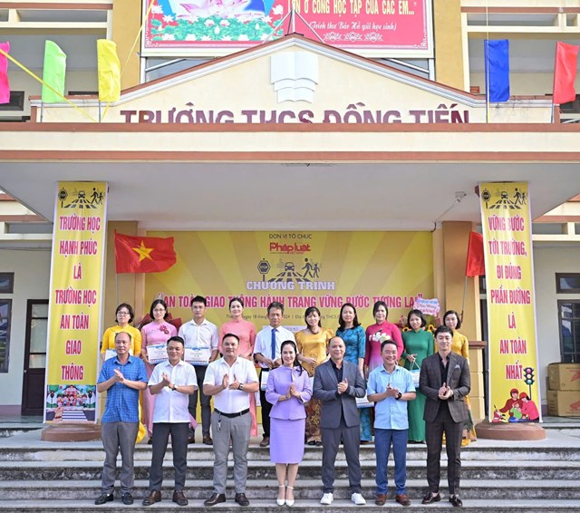 Luật sư H&agrave; Trọng Đại c&ugrave;ng c&aacute;c đại biểu v&agrave; thầy c&ocirc; gi&aacute;o Trường THCS Đồng Tiến tại chương tr&igrave;nh 