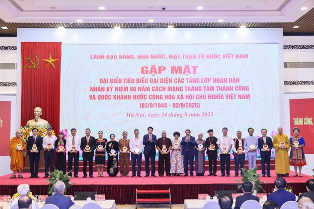 L&atilde;nh đạo Đảng, Nh&agrave; nước trao tặng biểu trưng kỷ niệm v&agrave; qu&agrave; cho doanh nh&acirc;n Đỗ Quang Hiển (thứ 3 từ b&ecirc;n phải qua) c&ugrave;ng c&aacute;c đại biểu v&igrave; đ&atilde; c&oacute; những th&agrave;nh t&iacute;ch xuất sắc trong c&ocirc;ng t&aacute;c an sinh x&atilde; hội, hỗ trợ cộng đồng. &nbsp;