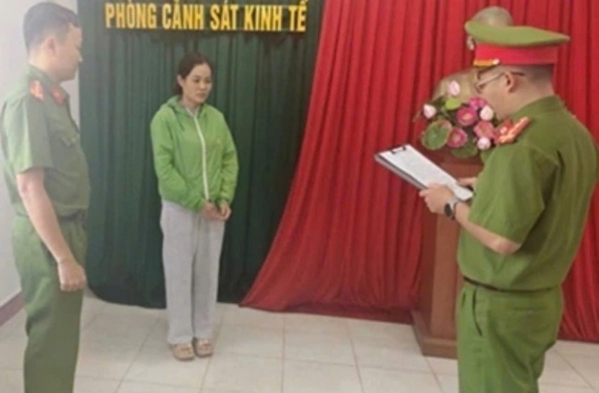 Cơ quan Cảnh sát điều tra tống đạt quyết định khởi tố bà Châu Thị Mộng Thi Cơ quan Cảnh sát điều tra tống đạt quyết định khởi tố bà Châu Thị Mộng Thi