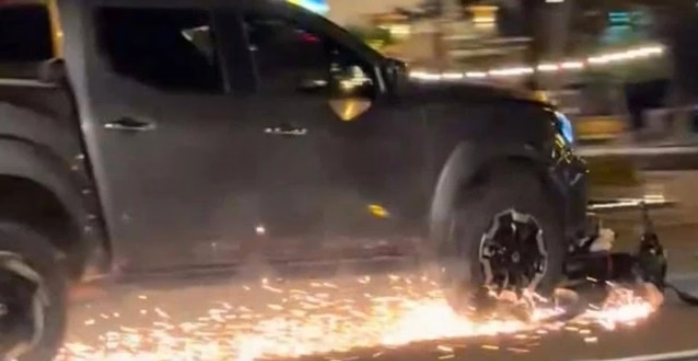 Hiện trường xe bán tải đẩy lê xe gắn máy trên đường, bắn ra những tia lửa khiến nhiều người khiếp sợ