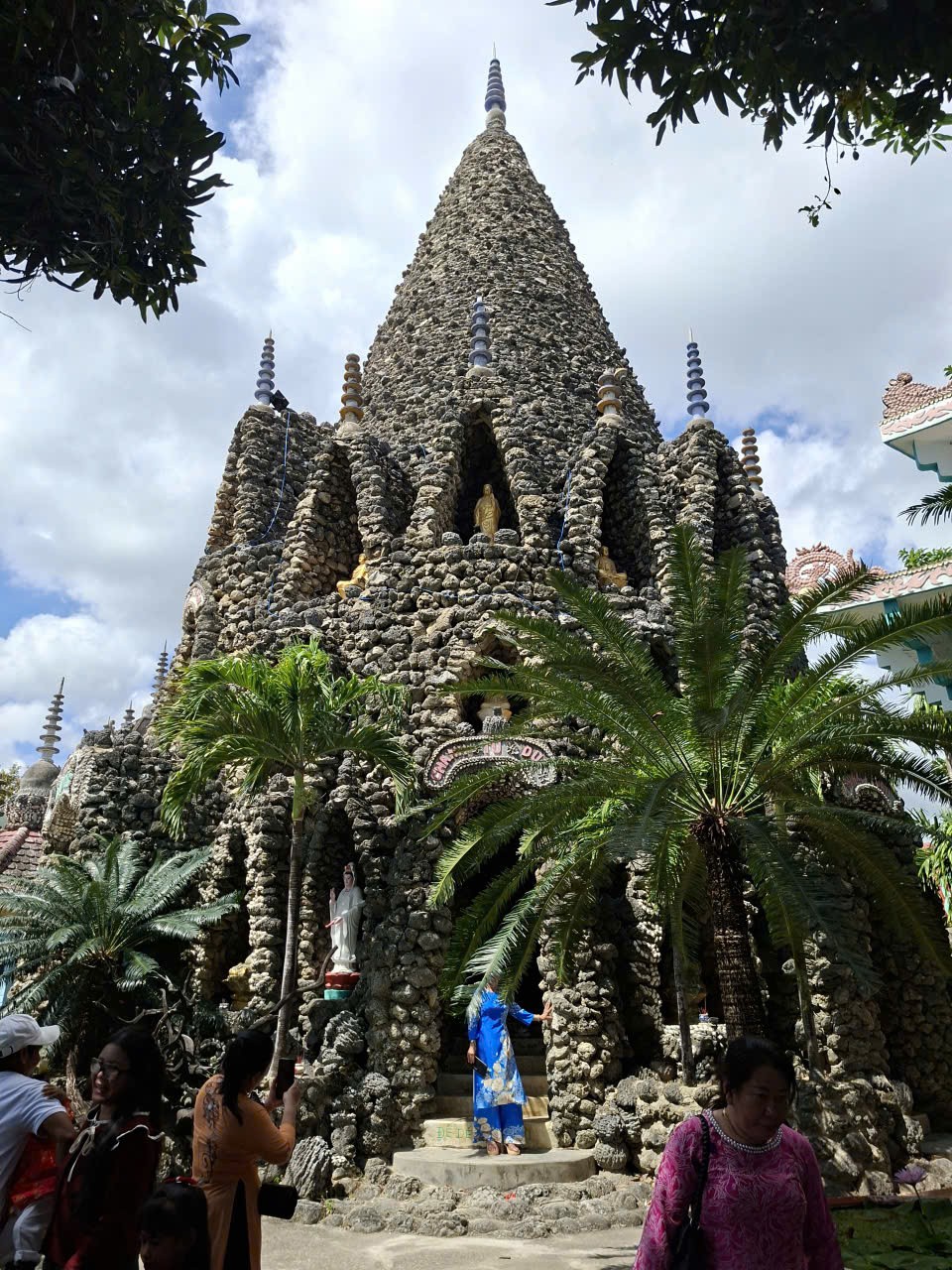 Du xuân miền biển, khám phá ngôi chùa làm từ hàng triệu vỏ ốc ở Khánh Hòa Du xuân miền biển, khám phá ngôi chùa làm từ hàng triệu vỏ ốc ở Khánh Hòa