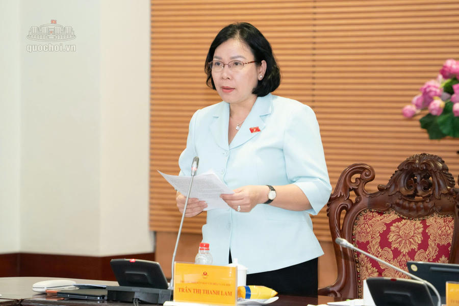 Phó Chủ nhiệm Ủy ban Văn hóa và Xã hội Trần Thị Thanh Lam trình bày tóm tắt Báo cáo thẩm tra dự án Luật. Ảnh: quochoi.vn