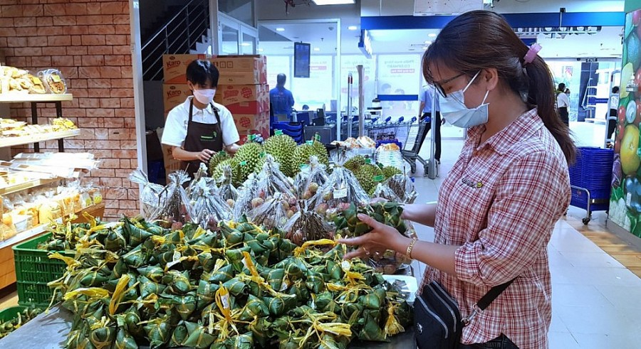 Khách hàng chọn thực phẩm dùng trong dịp Tết Đoan ngọ