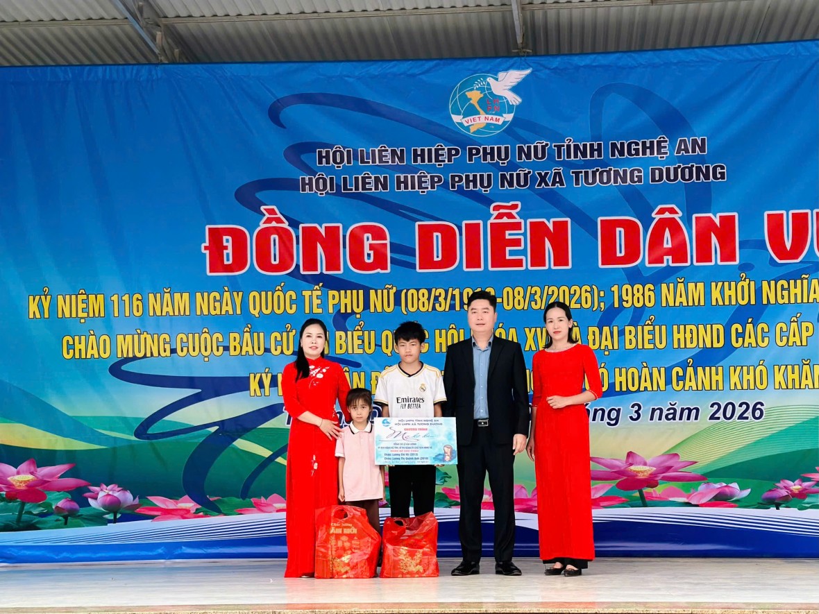 Bí thư Đảng ủy xã Tương Dương nhận đỡ đầu 2 trẻ em mồ côi trên địa bàn.