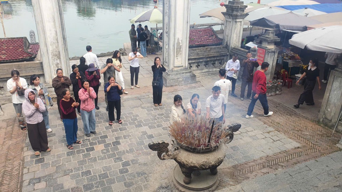 Đông đảo du khách thập phương về dâng hương tại Đền Cờn.